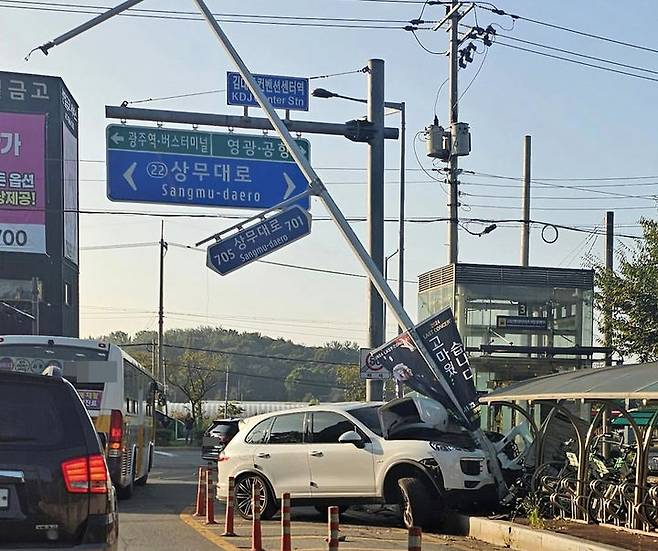 [광주=뉴시스] 추석 당일인 17일 오전 7시55분께 광주 서구 마륵동 한 삼거리에서 SUV를 몰던 30대 음주 운전자가 가로등을 들이받는 단독 사고를 내 병원 치료를 받고 있다. (사진=독자 제공) 2024.09.18. photo@newsis.com *재판매 및 DB 금지