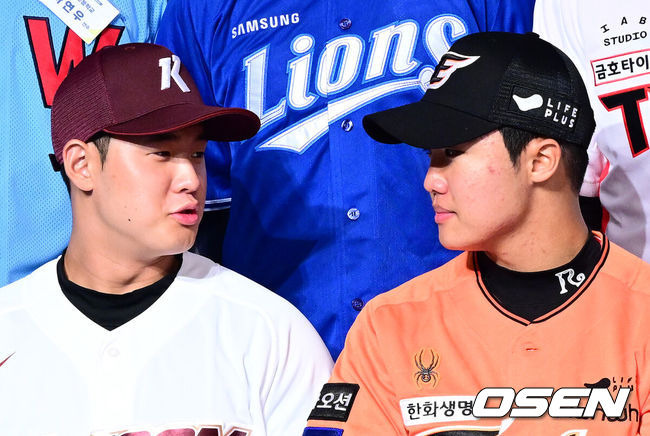 [OSEN=지형준 기자] 11일 오후 서울 잠실 롯데호텔 월드에서 2025 KBO 신인 드래프트가 열렸다. 전체 1순위로 지명된 키움 정현우(덕수고), 2순위 한화 정우주(전주고)가 이야기를 나누고 있다. 2024.09.11 / jpnews@osen.co.kr