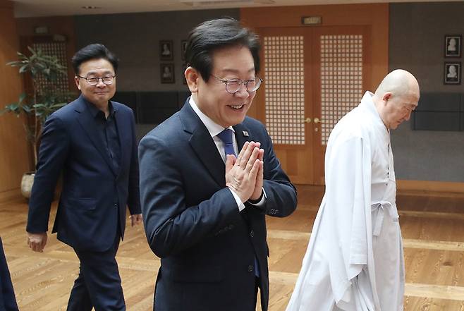 이재명 더불어민주당 대표가 15일 서울 종로구 조계사를 찾아 조계종 총무원장 진우스님을 예방하고 있다. 뉴스1