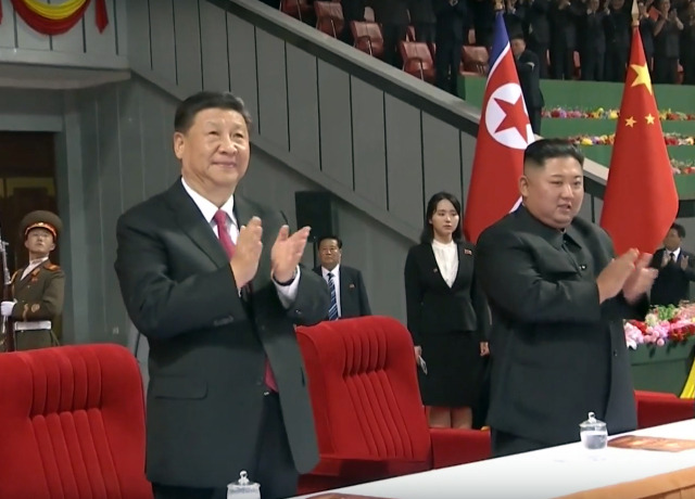 시진핑 중국 국가주석과 김정은 북한 국무위원장이 지난 2019년 평양 능라도 5·1경기장에서 열린 집단체조·예술공연을 관람하며 박수치고 있다. CCTV 뉴스1