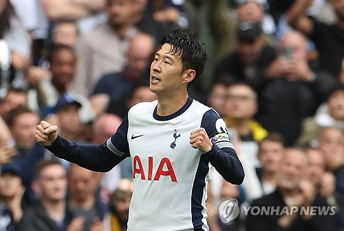 손흥민이 마침내 트로피를 품에 안는 모습을 볼 수 있을까. 이번 시즌 유럽축구연맹(UEFA) 유로파리그가 치열한 양상으로 진행될 가능성이 높은 가운데 현지에서는 토트넘의 우승 확률이 가장 높은 것으로 분석되고 있다. 토트넘 팬들은 토트넘이 같은 프리미어리그(PL) 소속인 맨체스터 유나이티드를 제친다면 길고 길었던 무관의 시대를 끝내는 걸 기대해도 좋을 듯하다. 사진 연합뉴스