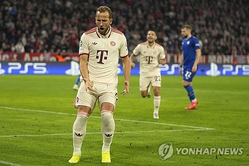 '철기둥' 김민재가 새 시즌 유럽축구연맹(UEFA) 챔피언스리그에서 선발로 나서 68분을 소화한 가운데 그의 소속팀인 독일 최고 명문 바이에른 뮌헨은 홈에서 화력을 뽐내며 크게 이겼다. 뮌헨은 18일 독일 뮌헨 알리안츠 아레나에서 열린 2024-2025 UEFA 챔피언스리그 리그 페이즈 첫 경기에서 크로아티아 디나모 자그레브를 9-2로 대파했다. 세계적인 공격수 해리 케인은 4골을 넣어 이른바 '포트트릭'을 폭발했다. 지난 여름 크리스털 팰리스에서 이적한 프랑스 공격수 마이클 올리세도 두 골을 넣었다. 연합뉴스