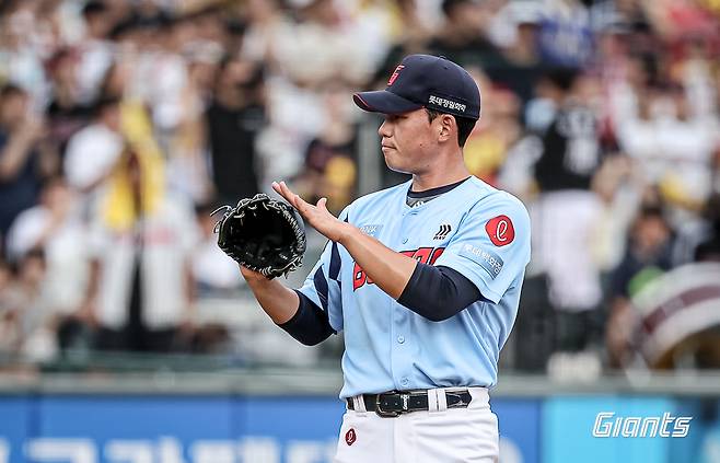 롯데 투수 김진욱은 18일 사직구장에서 열린 '2024 신한 SOL Bank KBO 리그' LG와 팀 간 15차전 맞대결에서 선발 등판했다. 이날 6이닝 무실점으로 활약했지만, 팀 승리와 인연을 맺지 못했다. 롯데 자이언츠