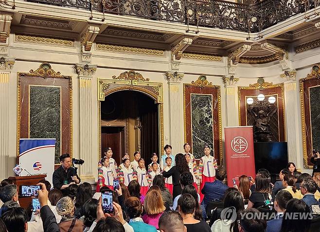 미국 백악관서 열린 첫 한국 추석 축하 행사 (워싱턴=연합뉴스) 강병철 특파원 = 17일(현지시간) 오후 미국 워싱턴 D.C. 백악관 행정동인 아이젠하워 빌딩에서 백악관 사상 첫 한국 추석 축하 행사가 열렸다. 
    어린이 합창단이 기념 공연을 하고 있다. 2024.9.18 soleco@yna.co.kr