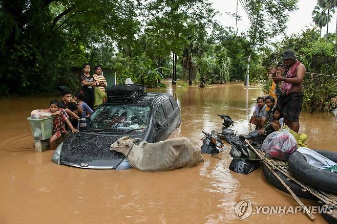 구조 기다리는 미얀마 주민들 [AFP 연합뉴스 자료사진. 재판매 및 DB 금지]