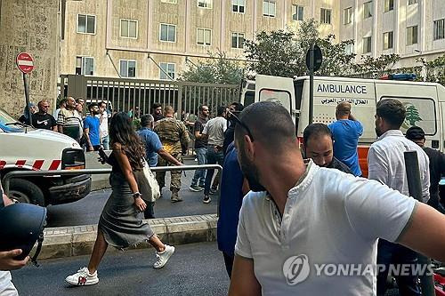 헤즈볼라 무선호출기 폭발 부상자 옮기는 구급차  (베이루트 AFP=연합뉴스) 17일(현지시간) 레바논 베이루트에서 무선호출기 폭발 부상자를 구급차에 실어 나르고 있다. 2024.09.18