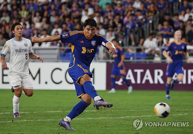 주민규 '슛' (울산=연합뉴스) 김용태 기자 = 18일 울산 문수축구경기장에서 열린 아시아축구연맹(AFC) 챔피언스리그(ACL) 엘리트(ACLE) 울산 HD와 일본 가와사키 프론탈레의 경기에서 울산 주민규가 슛하고 있다. 2024.9.18 yongtae@yna.co.kr