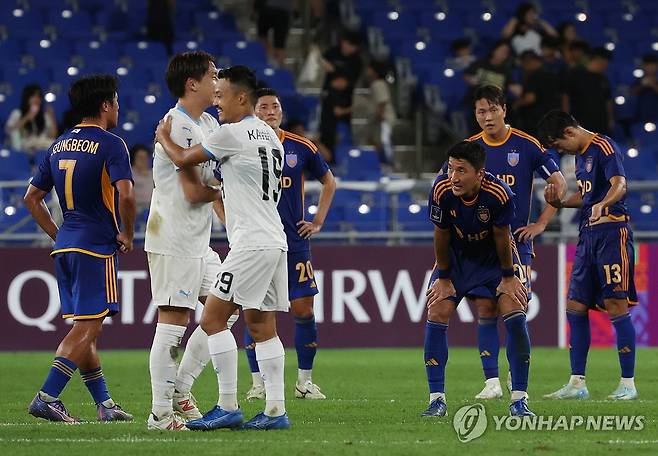 울산, 가와사키에 패배 (울산=연합뉴스) 김용태 기자 = 18일 울산 문수축구경기장에서 열린 아시아축구연맹(AFC) 챔피언스리그(ACL) 엘리트(ACLE) 울산 HD와 일본 가와사키 프론탈레의 경기가 끝난 후 패배한 울산 선수들이 아쉬워하고 있다. 2024.9.18 yongtae@yna.co.kr