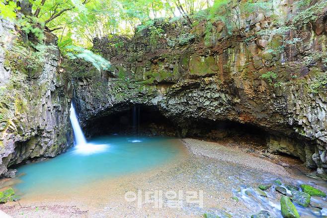 유네스코 세계지질공원으로 지정된 한탄강지질공원 내 포천 비둘기낭 폭포.(사진=경기도)