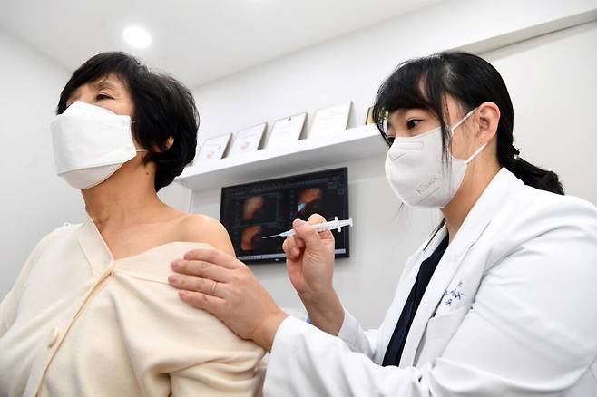 국내 최초의 유전자 재조합 대상포진 바이러스 백신 싱그릭스를 접종하는 모습. [사진=한국GSK]