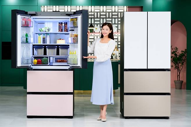 삼성전자 모델이 '비스포크 AI 김치플러스'를 소개하고 있다(삼성전자 제공). ⓒ 뉴스1