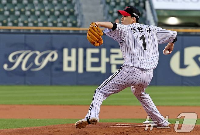 27일 오후 서울 송파구 잠실야구장에서 열린 '2024 신한 SOL 뱅크 KBO리그' KT위즈와 LG 트윈스의 경기 1회초 LG 선발 임찬규가 역투하고 있다. 2024.8.27/뉴스1 ⓒ News1 장수영 기자