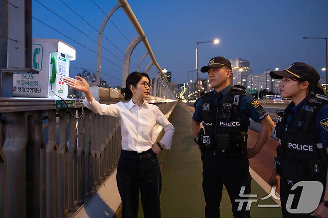 김건희 여사가 10일 ‘세계 자살 예방의 날’을 맞아 서울 마포대교에서 생명의 전화에 대한 설명을 청취하고 있다. (대통령실 제공) 2024.9.10/뉴스1 ⓒ News1 박지혜 기자