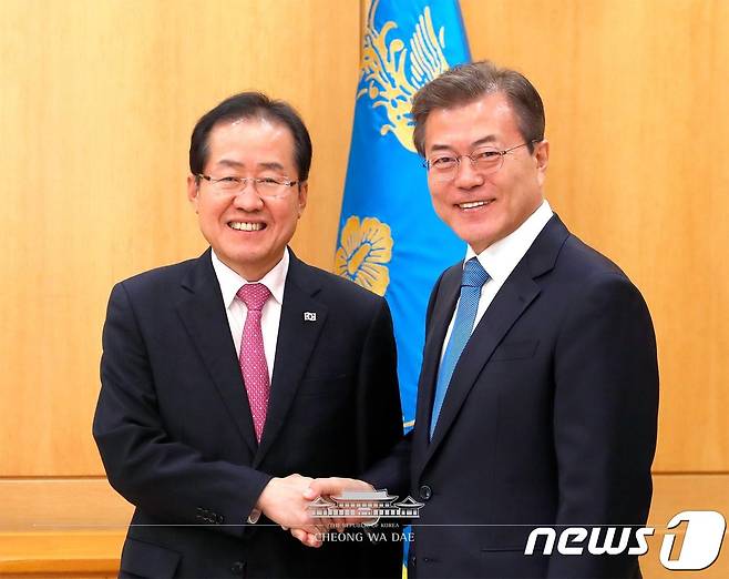 지난 2018년 문재인 당시 대통령이 청와대 본관 백악실에서 홍준표 당시 자유한국당 대표와 회담에 앞서 악수하는 모습. (청와대 페이스북)  2018.4.13/뉴스1 DB