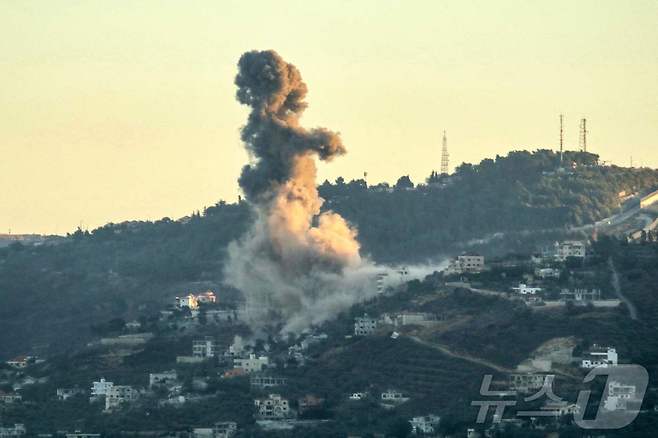 18일(현지시간) 레바논 오다이스세에서 이스라엘 군의 포격을 받아 연기가 솟아 오르고 있다. 2024.09.19 ⓒ AFP=뉴스1 ⓒ News1 우동명 기자
