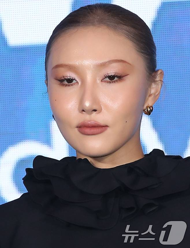 가수 화사가 19일 오후 서울 영등포구 여의도 콘래드호텔에서 열린 두 번째 미니앨범 'O(오)' 발매 기념 기자간담회에 참석해 포즈를 취하고 있다. 2024.9.19./뉴스1 ⓒ News1 권현진 기자