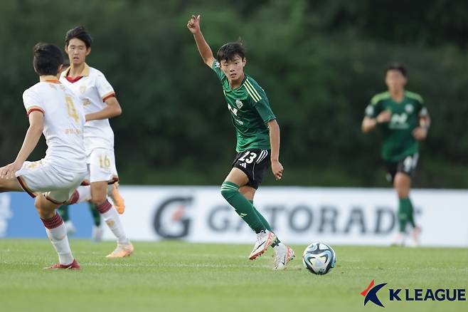 전북 현대의 2006년생 준프로 진태호(가운데)(한국프로축구연맹 제공)