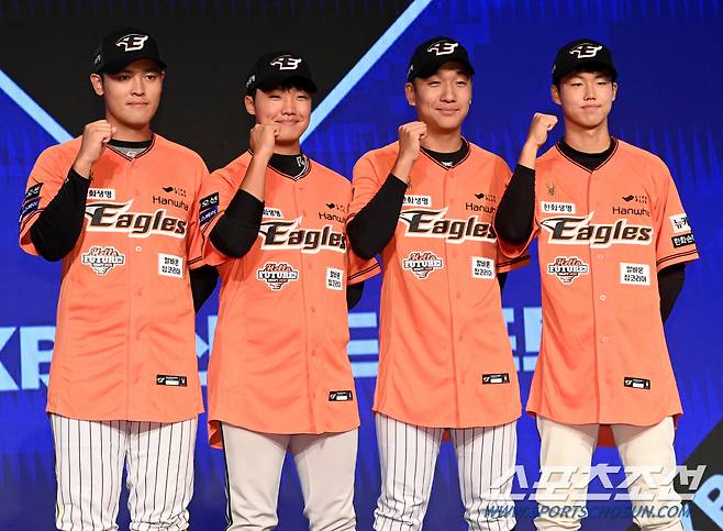 11일 롯데호텔 월드 서울에서 열린 2025 KBO 드래프트, 드래프트에서 한화 이글스에 지명된 2025 신인 선수들(왼쪽부터 한지윤, 정우주, 권민규, 배승수)이 포즈를 취하고 있다. 잠실=허상욱 기자 wook@sportschosun.com/2024.09.11/