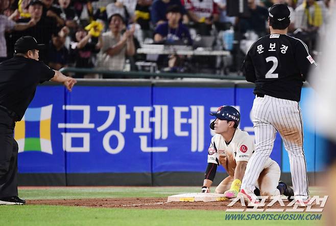 19일 부산 사직야구장에서 열린 롯데와 LG의 경기. 5회 무사 2루. 고승민의 외야플라이 타구 때 2루주자 황성빈이 3루에서 태그아웃을 당하고 있다. 부산=송정헌 기자songs@sportschosun.com/2024.09.19/