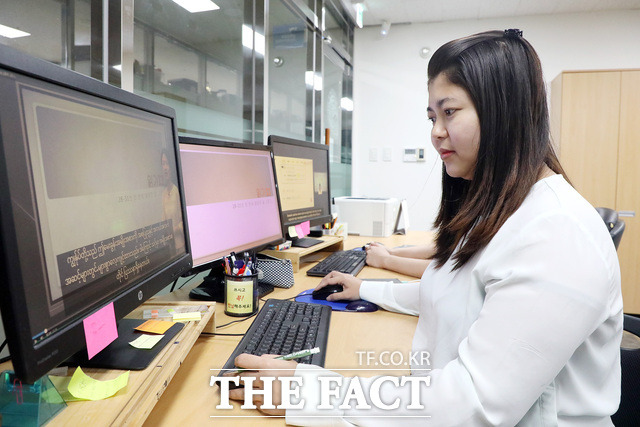 영남이공대학교에 재학 중인 미얀마 유학생 닝뿌잇진밋 씨가 모국어로 온라인 강의를 듣고 있다./영남이공대학교