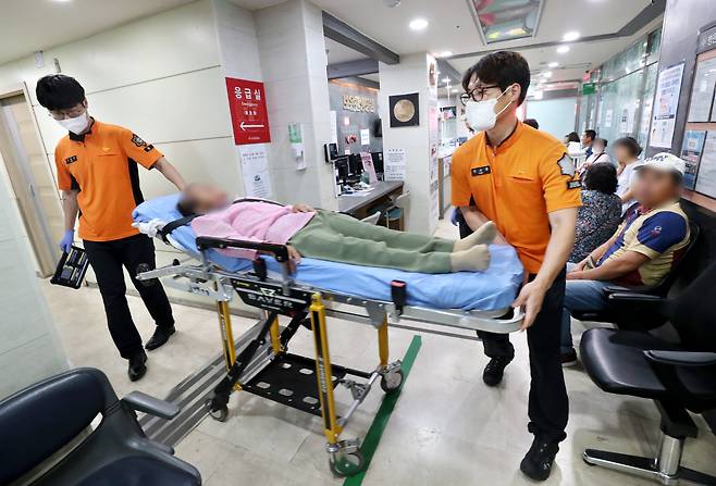 Paramedics transport a patient to the emergency room at Boeun Hanyang Hospital in Boeun County, North Chungcheong Province, on the morning of Sept. 18, 2024, the final day of the Chuseok holiday./Shin Hyun-jong