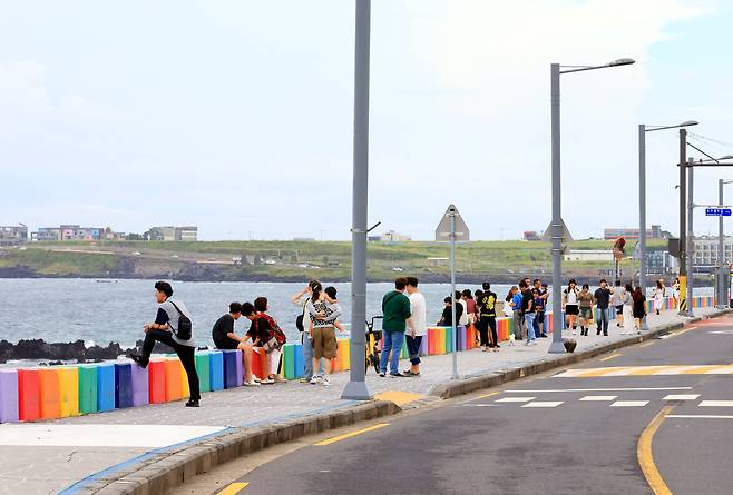 추석 연휴인 16일 제주시 도두동 무지개 해안도로를 찾은 관광객과 나들이객들이 바다를 보며 산책하고 있다./연합뉴스