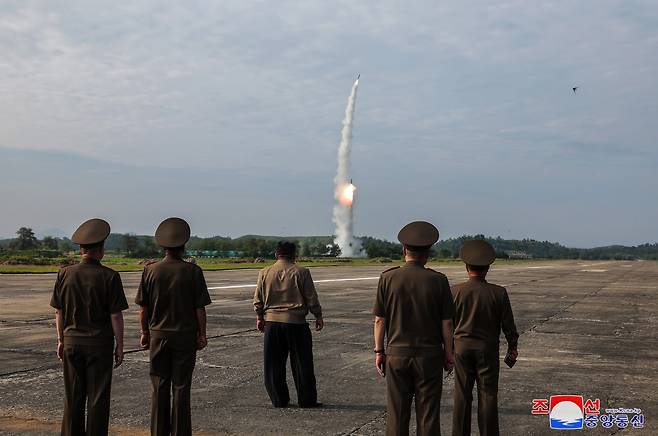 북한이 고중량 재래식 탄두를 장착한 신형 단거리탄도미사일(SRBM) 시험발사에 성공했다고 19일 밝혔다. 북한 미사일총국은 전날 "신형전술탄도미사일 '화성포-11다-4.5' 시험발사와 개량형전략순항미사일 시험발사를 성공적으로 진행했다고 조선중앙통신이 이날 보도했다./연합뉴스