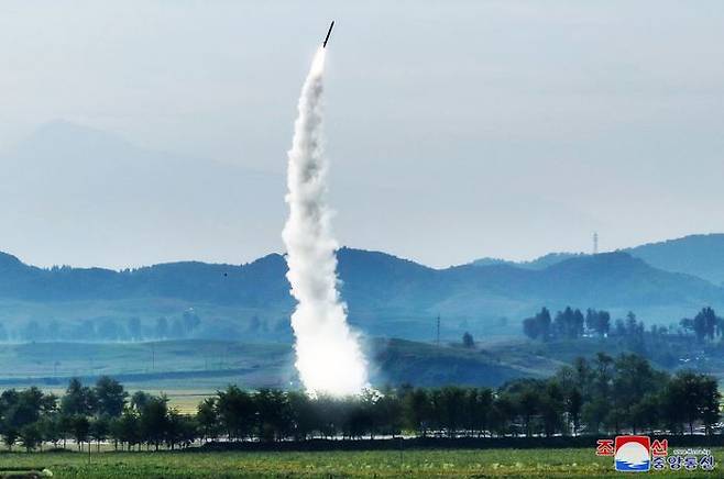 북한이 고중량 재래식 탄두를 장착한 신형 단거리탄도미사일(SRBM) 시험발사에 성공했다고 19일 밝혔다. 북한 미사일총국은 전날 "신형전술탄도미사일 '화성포-11다-4.5' 시험발사와 개량형전략순항미사일 시험발사를 성공적으로 진행했다고 조선중앙통신이 이날 보도했다. ⓒ연합뉴스