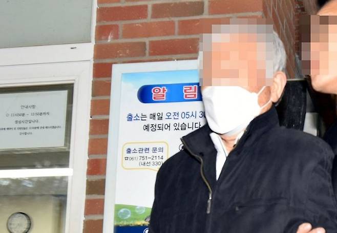 '청산가리 막걸리 사건'의 피고인 A(74)씨가 지난 1월4일 재심 개시와 형 집행 정지로 순천교도소에서 풀려나고 있다.ⓒ연합뉴스