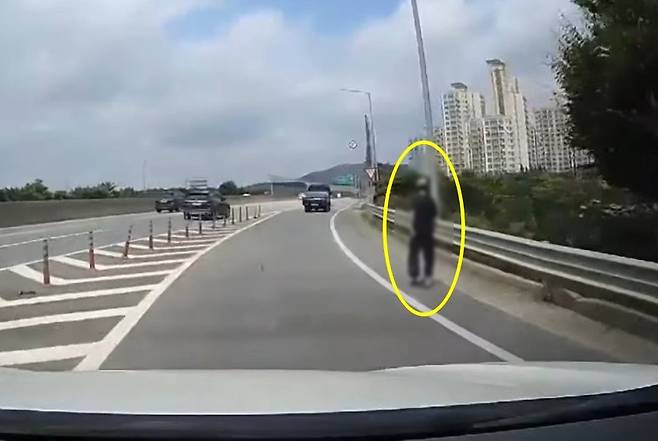고속도로 갓길 걷는 노인에…“제가 모시겠다” 차 세운 시민들