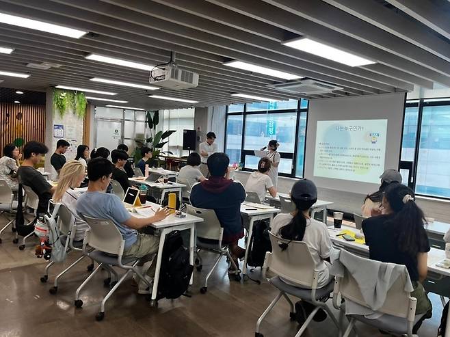 천안시가 운영 중인 '청년도전지원사업'에 청년들이 참여해 교육받고 있다.