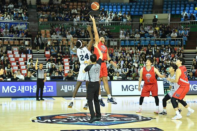 지난해 전라북도 군산에서 열린 2023 한국프로농구(KBL) 컵대회 케이시시(KCC)와 현대모비스의 결승전 모습. 한국농구연맹 제공