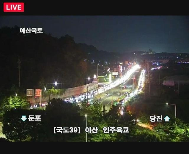 지난 17일 충남 아산시 인주육교 부근에서 촬영된 도로 상황. 밤 시간대에도 차량 정체가 이어지고 있다. SNS 캡처