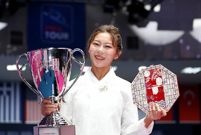 김가영이 17일 고양 킨텍스 PBA 스타디움에서 열린 크라운해태 LPBA 챔피언십 한가위 결승전에서 한지은을 꺾고 최다 우승 신기록을 달성한 뒤 우승 트로피를 들고 기념 사진을 촬영하고 있다. 프로당구협회 제공