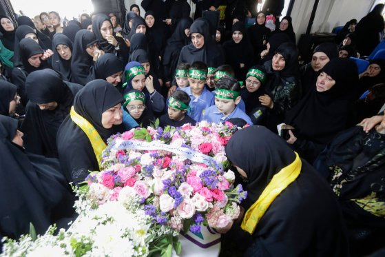 18일 삐삐 폭발로 숨진 소녀의 장례식에 가족들이 모여있다. AFP=연합뉴스.