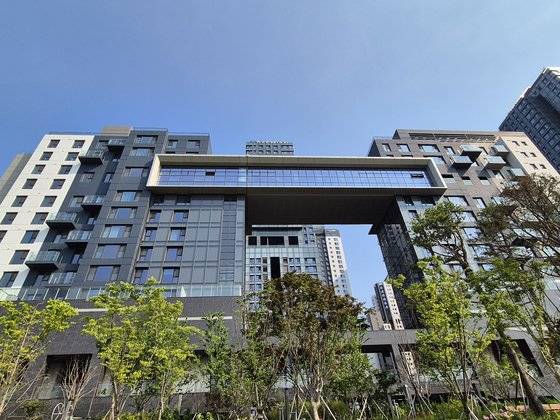 서울 반포동 ‘래미안 원베일리’ 아파트에는 공공개방시설로 한강 뷰를 볼 수 있는 카페가 있다. 이를 포함해 누구나 사용할 수 있는 14개의 공공개방시설이 있다. 중앙포토