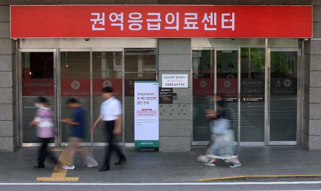 ▲ 19일 오전 서울 시내의 한 대형병원 응급의료센터 앞으로 시민들이 지나고 있다. 연합뉴스