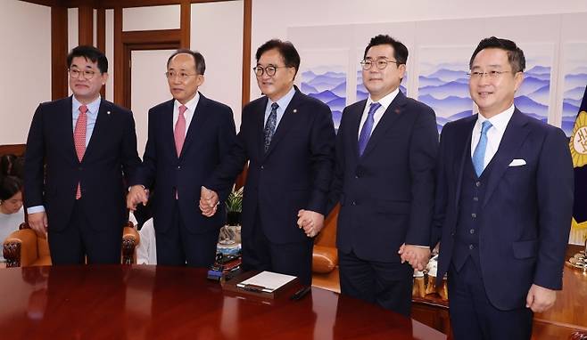 ▲ 국민의힘 추경호 원내대표와 더불어민주당 박찬대 원내대표 등이 19일 우원식 국회의장(가운데) 주재로 의장실에서 만나 카메라 앞에서 포즈를 취하고 있는 모습 [연합뉴스] 