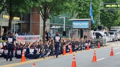 19일 서울 종로구 광화문 MBK파트너스 본사 앞에서 고려아연 노동조합 조합원들이 고려아연 주식 공개매수 중단을 촉구하는 집회를 하고 있다. 사진=고려아연 노동조합