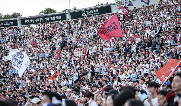 지난 15일 부산 사직구장에서 열린 롯데 자이언츠와 한화 이글스 간의 경기에서 관중들이 열띤 응원을 펼치고 있다.  롯데 자이언츠 제공