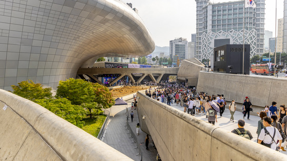 People visit DDP in Jung District, central Seoul, during Seoul Fashion Week on Sept. 7. [SEOUL METROPOLITAN GOVERNMENT]