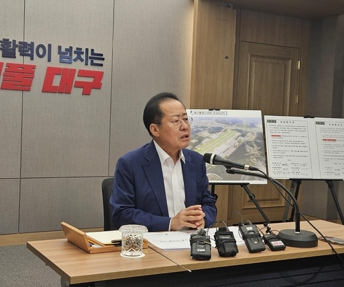 홍준표 대구시장이 지난 11일 산격청사에서 기자간담회를 갖고 지역 현안을 설명하고 있다. [사진 출처 = 연합뉴스]