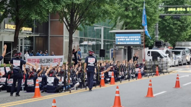 19일 고려아연 노동조합 70여명이 울산에서 상경해 광화문 MBK 본사앞에서 MBK자본을 규탄하는 집회를 진행하고 있는 모습. [사진출처 = 고려아연 노동조합]