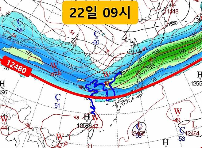 22일 오전 9시 대기 상층 기압계 예상 모습. 찬 공기를 막던 티베트고기압이 남하하며 푸른색 찬 공기가 한반도 남부지방까지도 내려간 모습이다/사진제공=기상청