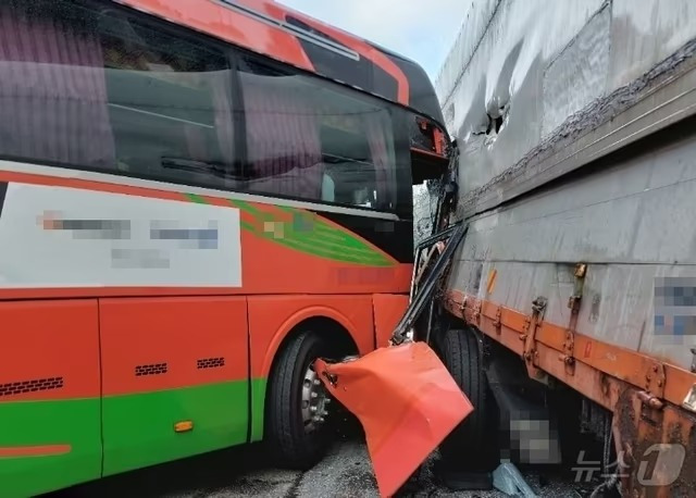 한국타이어 대전공장으로 향하던 통근버스가 화물차를 들이받아 승객 10명이 경상을 입었다./대전소방본부=뉴스1