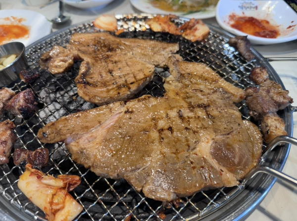 서울에 위치한 한 무한리필 고깃집 사장이 중국인 단체 관광객들을 받고 다른 손님들에게 불친절하게 대해 온라인 상에서 공분을 샀다. 사진은 해당 가게 후기에 올라온 고기의 모습. /사진=카카오맵 캡처