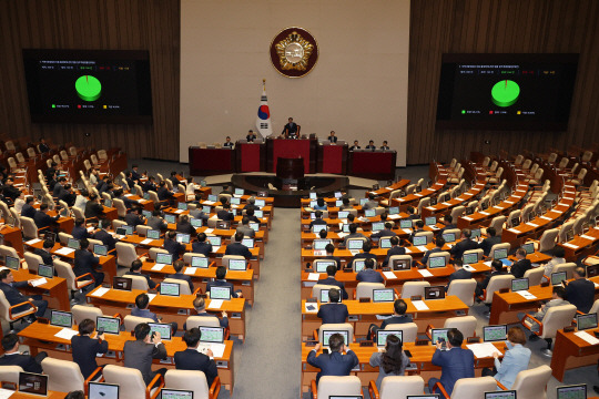 19일 오후 서울 여의도 국회에서 열린 제418회국회(정기회) 제8차 본회의에서 지역회폐법이 통과되고 있다. 뉴시스