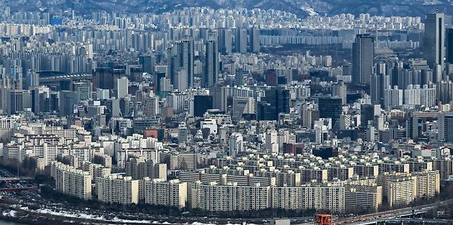 서울 아파트 전세가율이 지난해 7월 50.94%를 시작으로 7개월 연속 상승세를 보이고 있다. 23일 서울 강남구 아파트 단지 모습. 임세준 기자