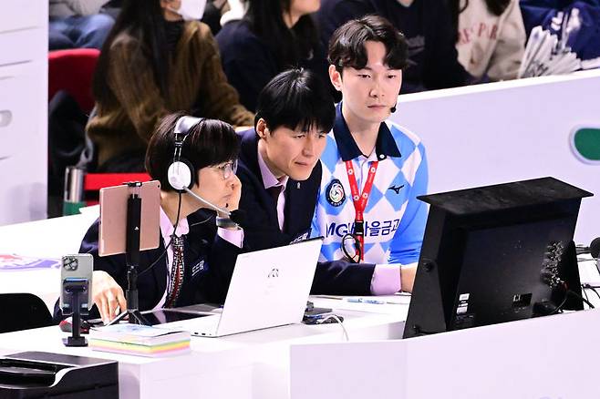 [서울=뉴시스] 프로배구 V-리그에서 비디오 판독을 하는 모습. (사진=한국배구연맹 제공) 2024.09.19.. *재판매 및 DB 금지