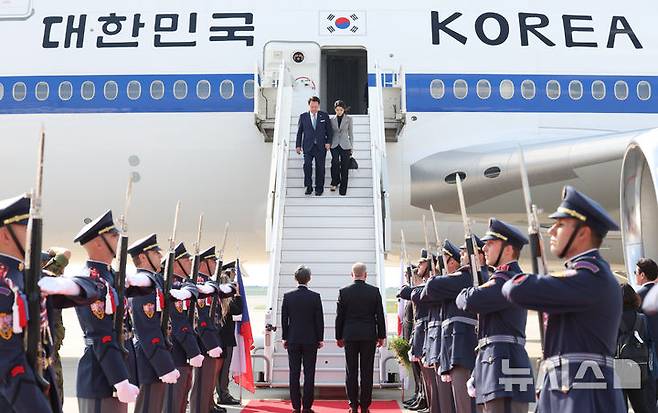 [프라하=뉴시스] 조수정 기자 = 체코를 공식 방문한 윤석열 대통령과 부인 김건희 여사가 19일(현지시각) 프라하 바츨라프 하벨 국제공항에 도착해 공군 1호기에서 내리고 있다. 2024.09.19. chocrystal@newsis.com